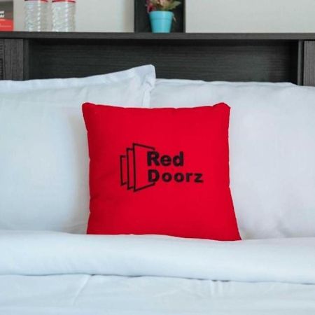 Reddoorz Plus @ Kaizen Suites Taft Avenue Манила Екстериор снимка